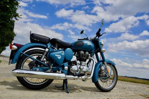 Die vom Militär stammende Lackierung „Squadron Blue“ steht der Royal Enfield Classic 500 EFI ausgesprochen gut