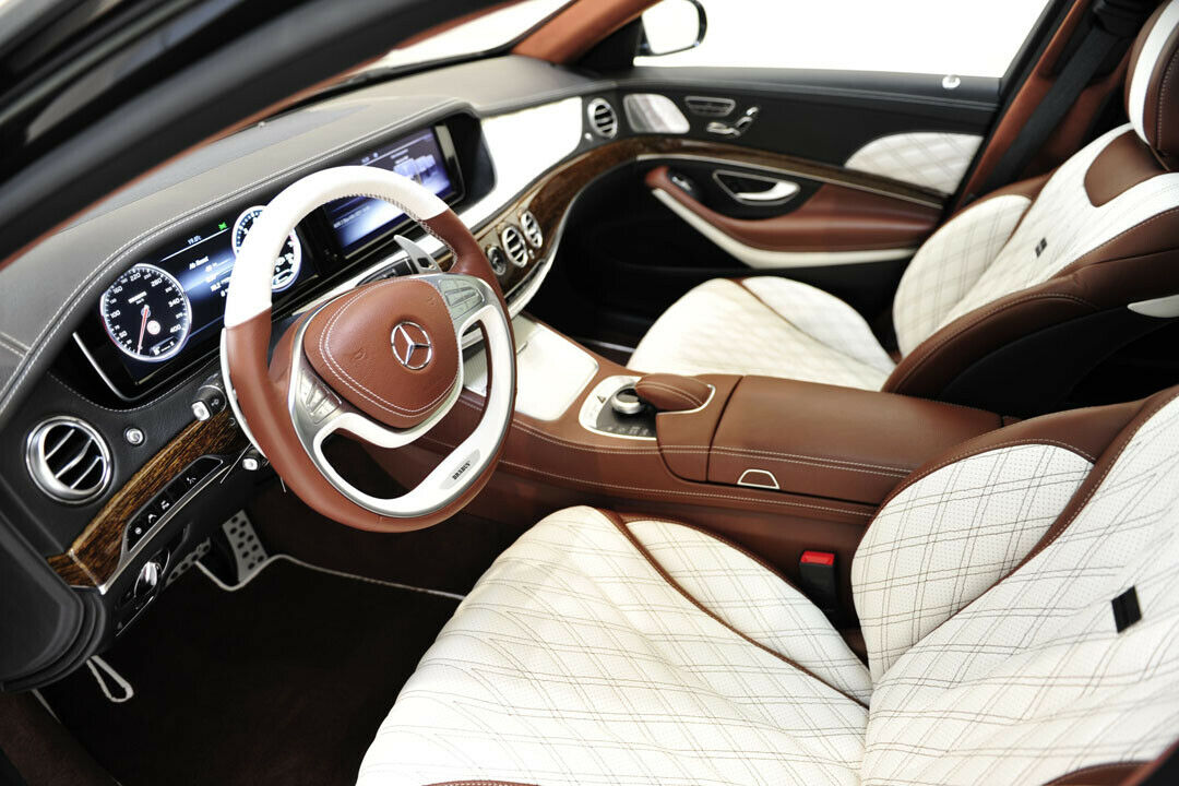 Über einen Knopf im Inneren kann der Fahrer die Lautstärke des Zwölfzylinders regulieren