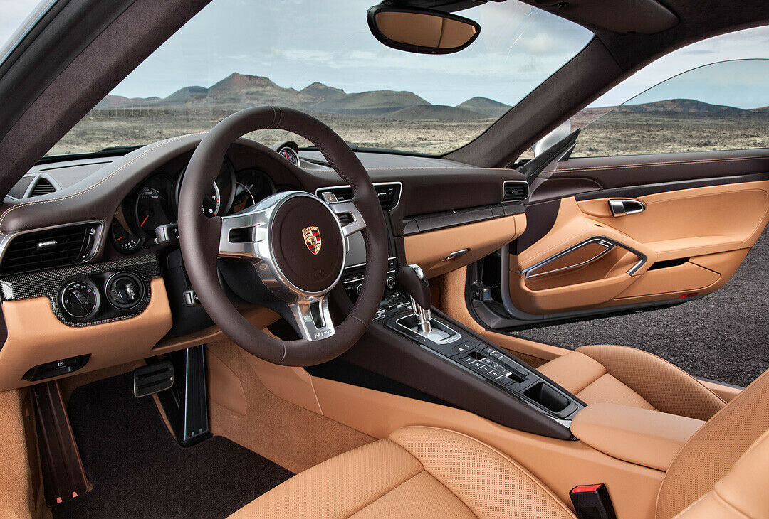 Der Porsche-Kompromiss: Technisch muss ein Auto so viele Schalter für Fensterheber, Navi, Telefon und anderen Klimbim haben. Puristen wünschen sich weniger Schalter