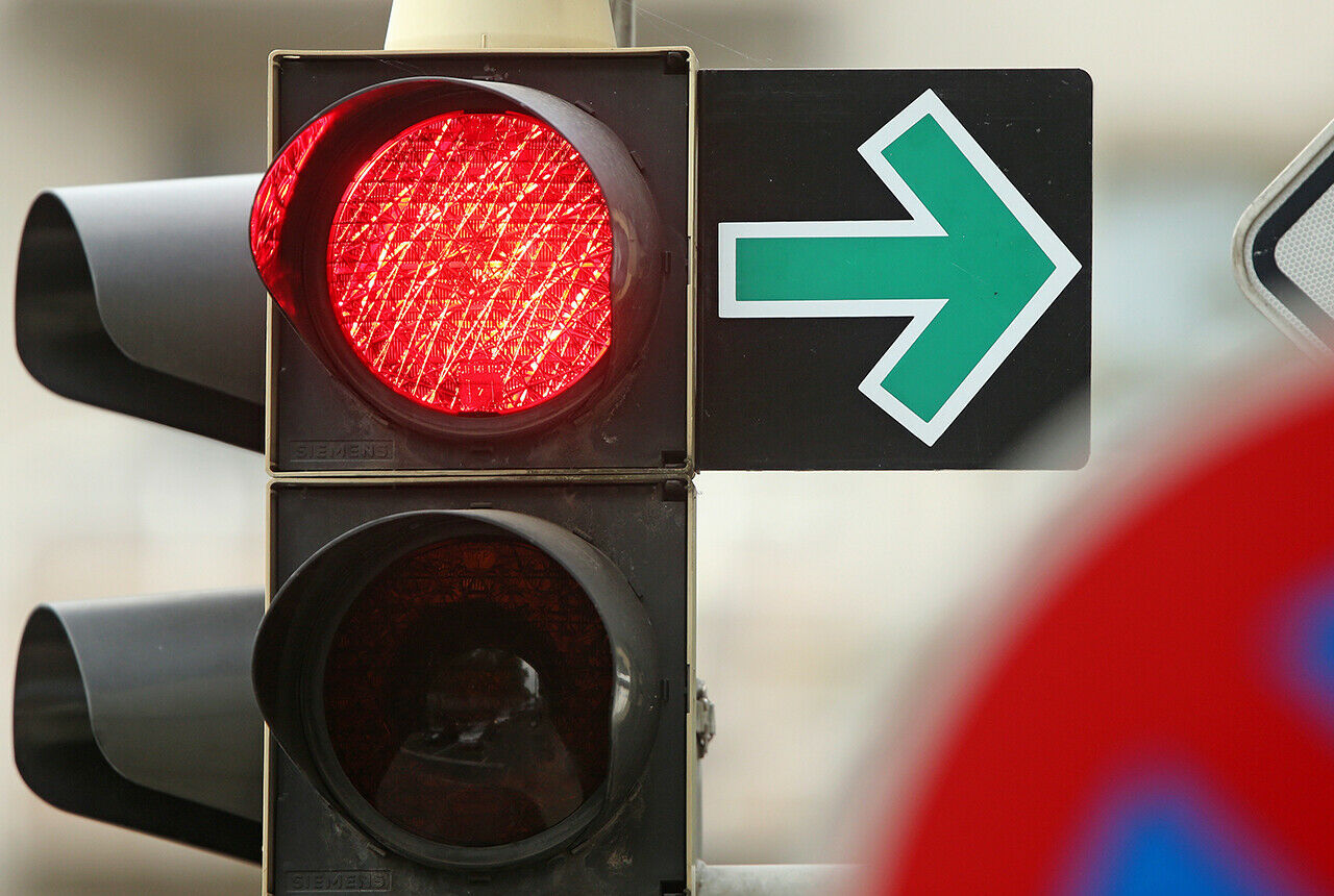 Das Oberlandesgericht Hamm hat entschieden, eine Schätzung der Dauer einer Rotlichtphase durch die Polizei reiche nicht aus