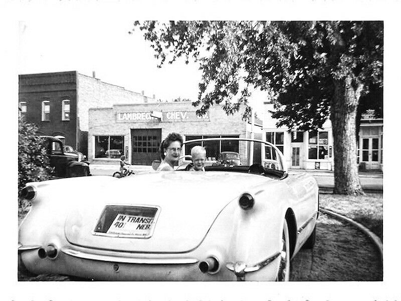 Mildred Lambrecht am Steuer einer Corvette