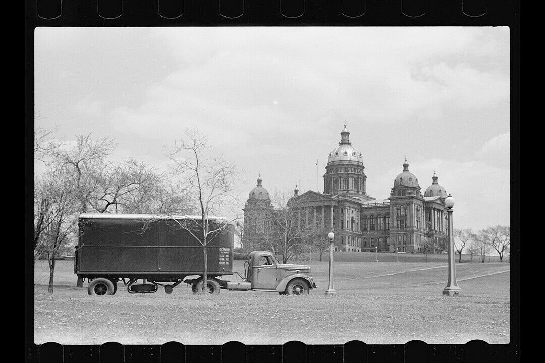 1940 fotografiert John Vachon das State Capitol, Des Moines, Iowa. Im Vordergrund: Ein zeitgenössischer Lkw