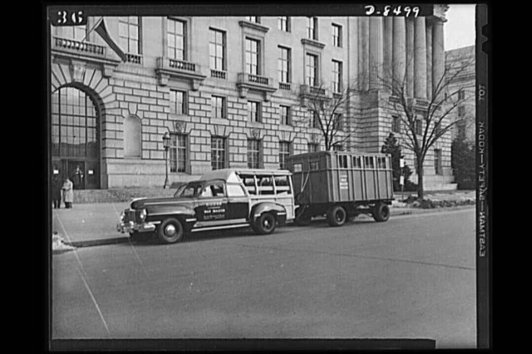 Ein Transporter für Arbeitskräfte der Kriegsindustrie in Washington. Er besteht nicht aus kriegsrelevantem Material und kann von einer umgebauten Limousine gezogen werden