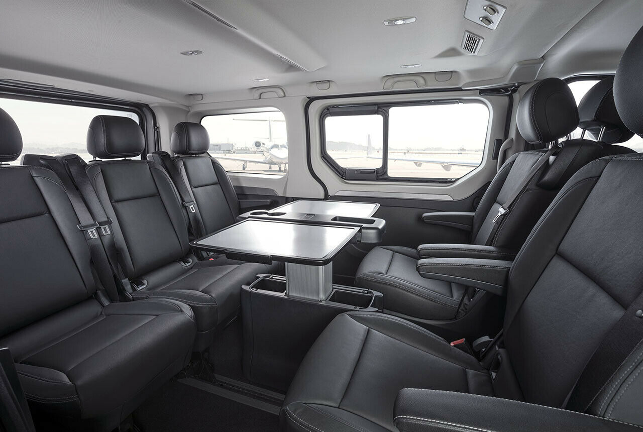 Im Opel Vivaro Tourer gibt es für die zweite Reihe auf Wunsch 360-Grad-Drehsitze oder eine Sitzbank, die sich verschieben und um 180 Grad drehen lässt