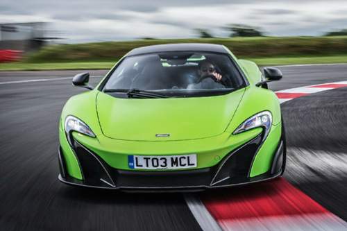 Der 3,8-Liter-Biturbo-V8 des Longtail leistet 675 PS