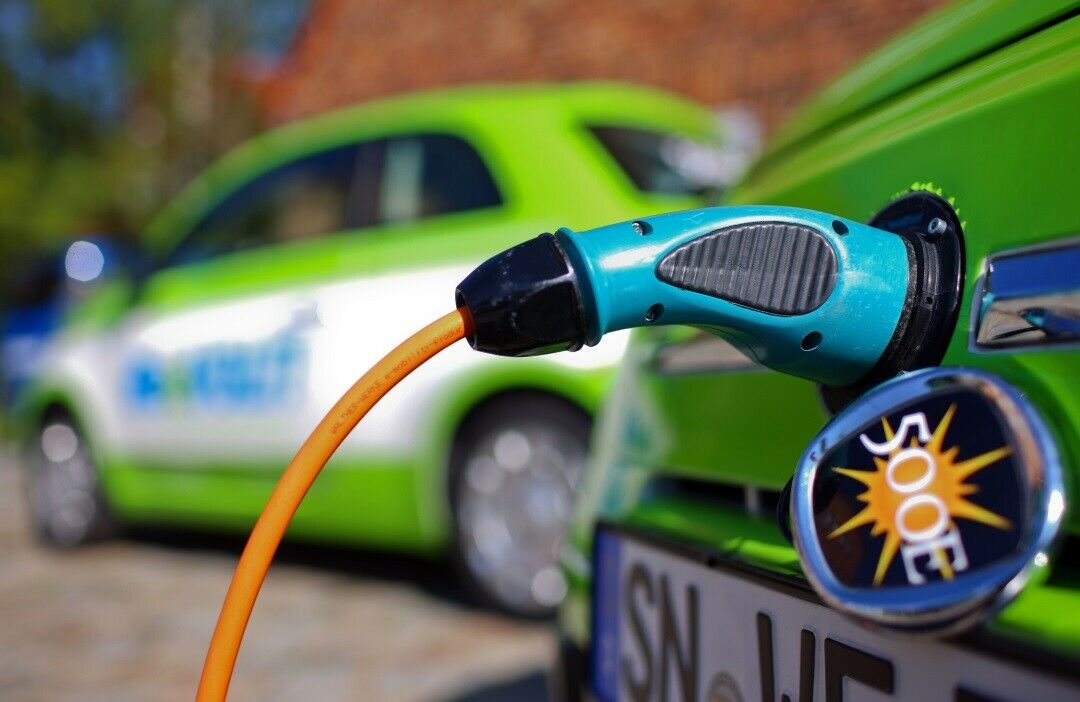 Einkaufen und Solarstrom tanken: Aldi Süd stattet etwa 50 Fillialen mit Schnellladesäulen aus