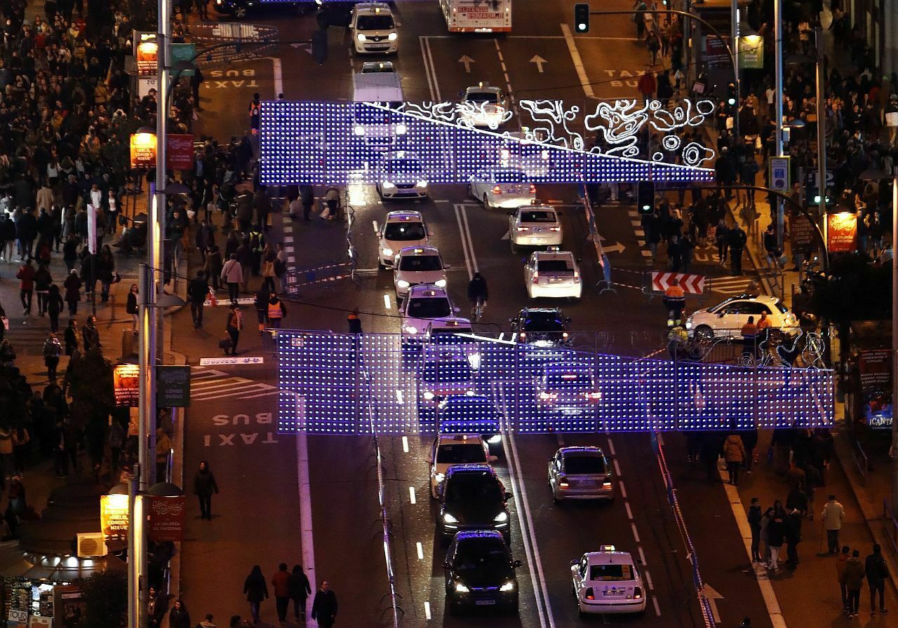Verkehrseinschränkungen zur Weihnachtszeit: Blockierte Fahrspuren sollten mehr Raum für Fußgänger schaffen