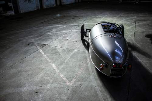 Der Elektro-Threewheeler ist leichter aber langsamer als das Benzin-Pendant. Er schafft 145 km/h