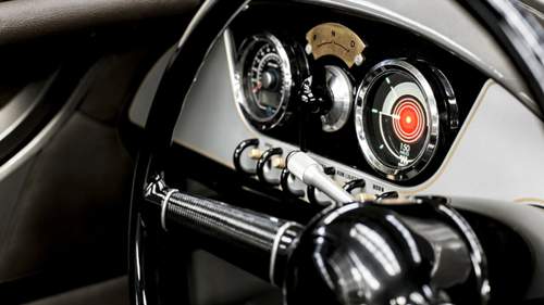 Morgan EV3 Cockpit: Die Anzeigen wirken alt, doch sie zeigen Neues