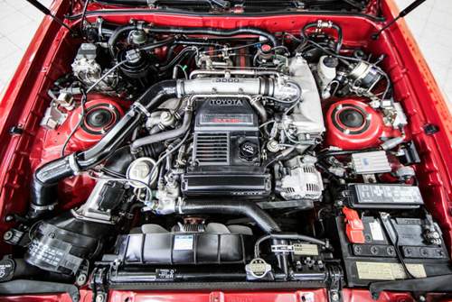 Wie neu: Der Motorraum der Supra glänzt, Dreck oder Öl sucht man vergebens