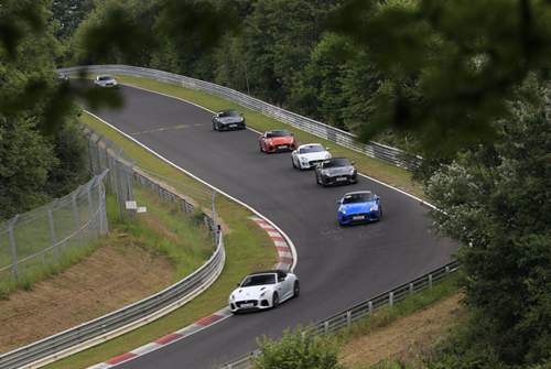 Auch hier dürfte der Blinker schon bald rechts gesetzt werden, ein BMW M3 folgt unserer Gruppe, und wer im Rückspiegel auftaucht, ist eigentlich immer schneller