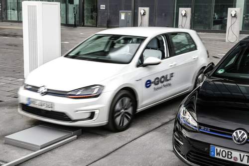 Dieser Golf parkt allein: Der Prototyp merkt sich den Weg zum Stellplatz und fährt autonom dort hin