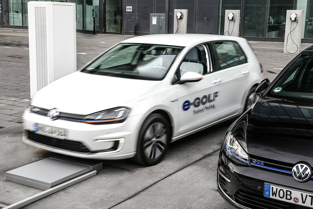 Dieser Golf parkt allein: Der Prototyp merkt sich den Weg zum Stellplatz und fährt autonom dort hin