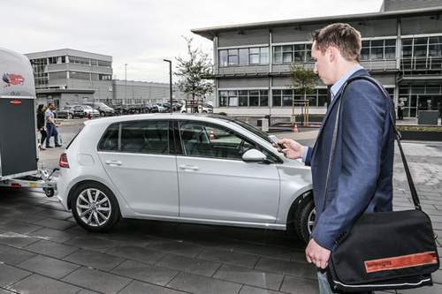 Lässig mit einer Hand rangieren: MOTOR-TALK-Redakteur Constantin Bergander probiert die Remote Trailer App aus