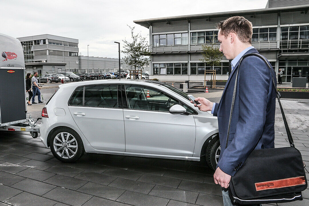 Lässig mit einer Hand rangieren: MOTOR-TALK-Redakteur Constantin Bergander probiert die Remote Trailer App aus