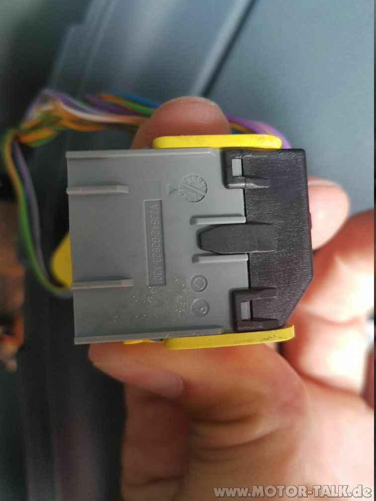 Einparkhilfe nachrüsten bzw. was sind das für Stecker?