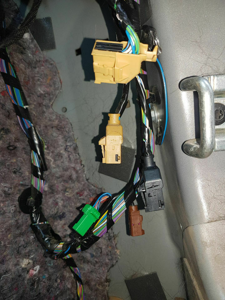 Einparkhilfe nachrüsten bzw. was sind das für Stecker?