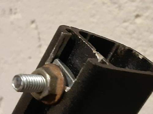 Ausgeschnittene T-Nut
