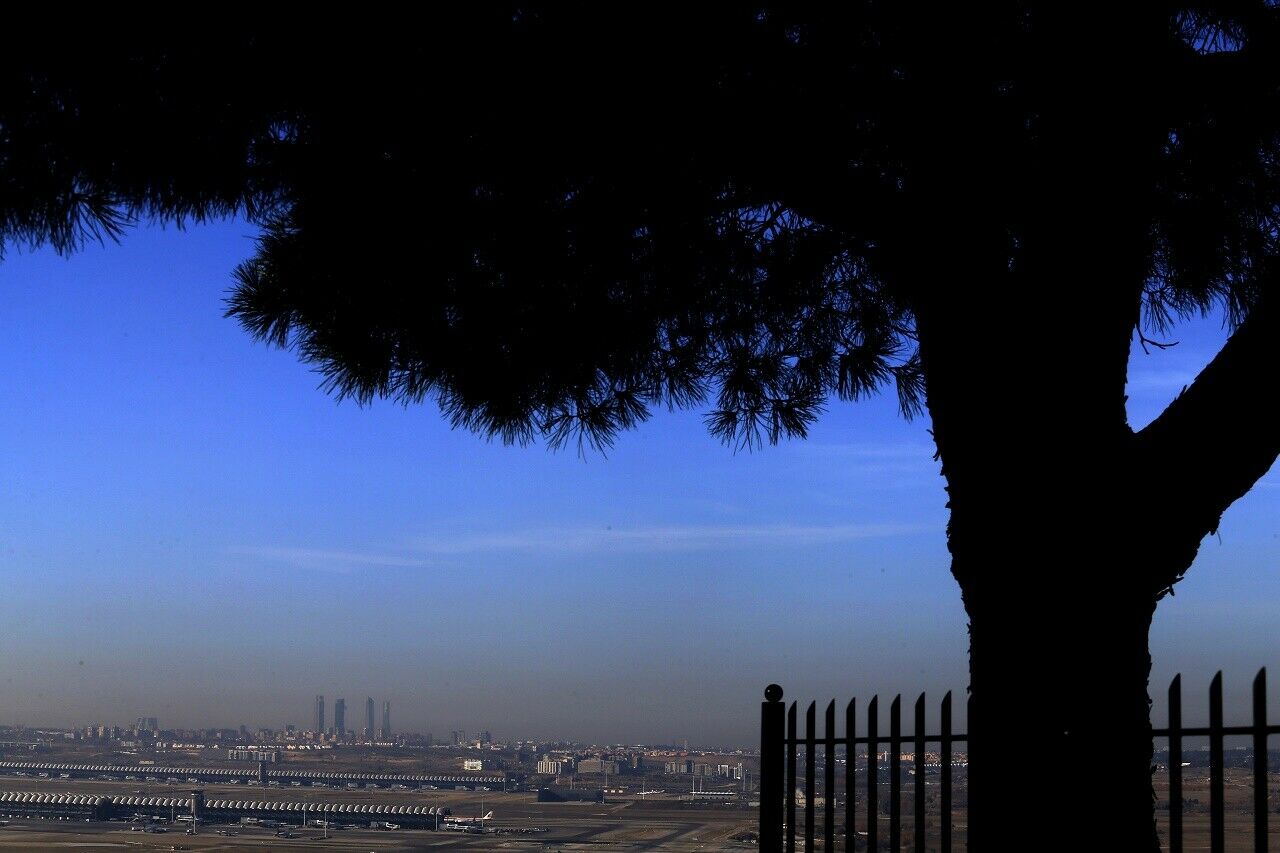 Bereits Ende vergangenen Jahres hatte Madrid Fahreinschränkungen wegen Smog verordnet. Das Bild zeigt die Skyline von Madrid am 3. Dezember 2015