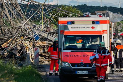 Die Rettungsarbeiten sind mittlerweile eingestellt. Die Polizei untersucht nun die Unfallstelle
