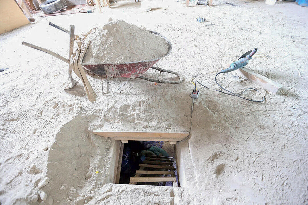 Das Ende des Tunnels war mit einem Sandhaufen getarnt