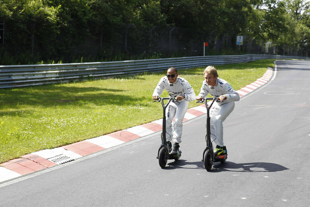 Im Rennanzug auf dem Roller: Mercedes-Piloten mit dem Smart Electric Board