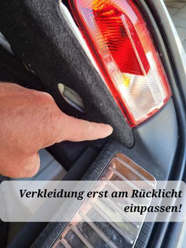 Seitenverkleidung erst hinten einsetzen