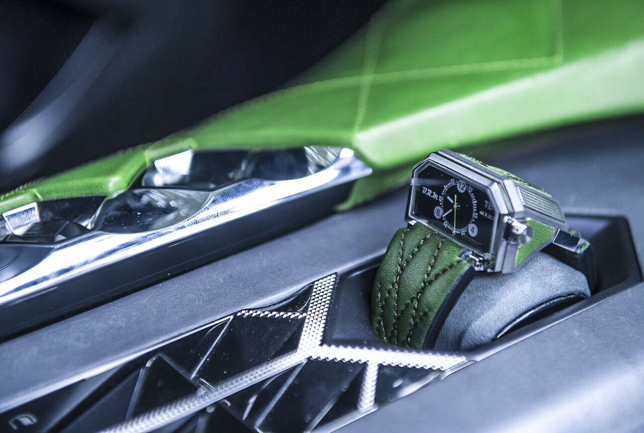 Eine Armbanduhr aus dem Hause "BRM Chronographes" steckt in der Mittelkonsole