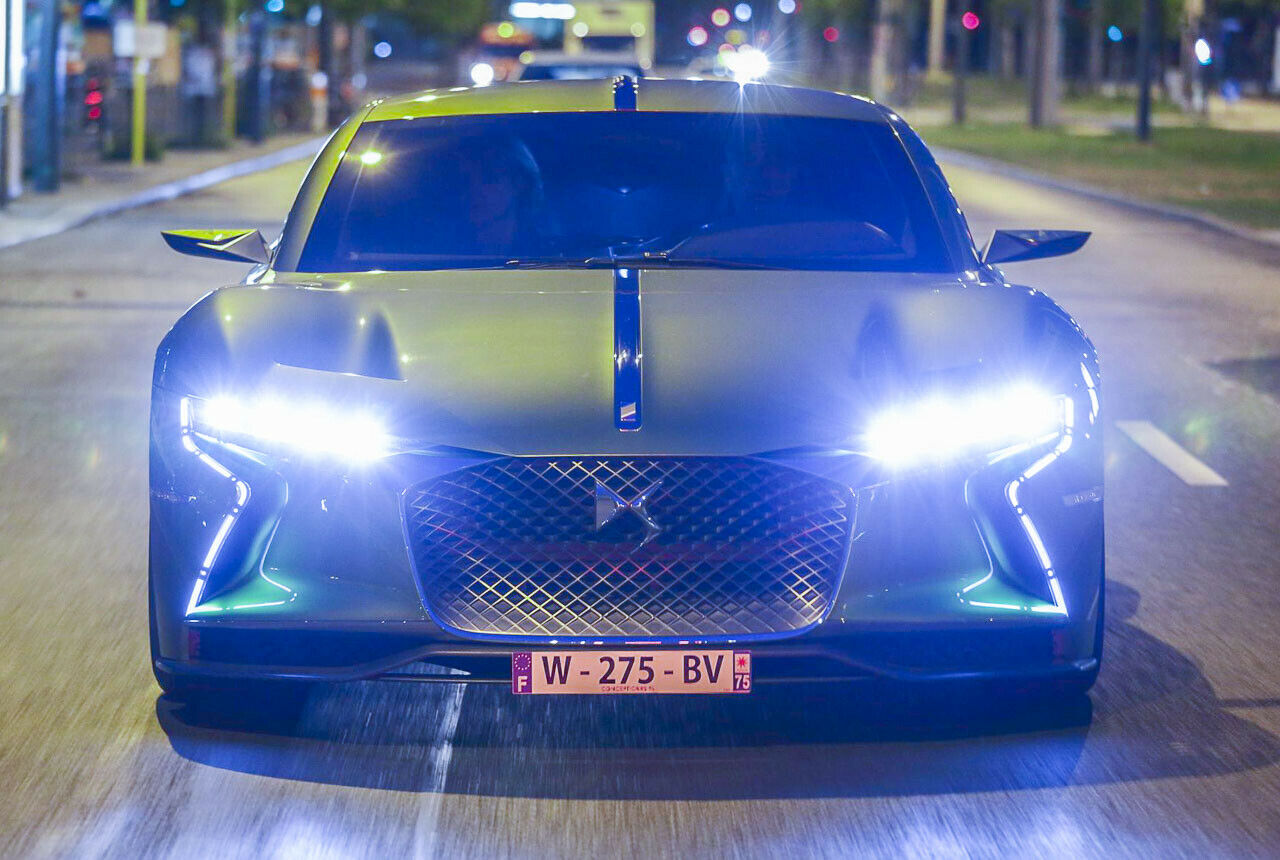 Zwei Elektromotoren mit sofort anliegendem Drehmoment pressen den Fahrer beim Kavaliersstart in den Sitz