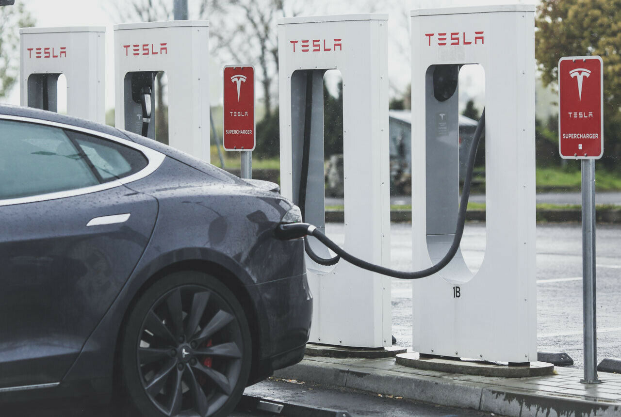 Teslas Elektroautos verkaufen sich auch deswegen so gut, weil der Hersteller die Schnelllader dazu liefert. In Deutschland gibt es an 56 Standorten Ladesäulen mit mehreren Anschlüssen