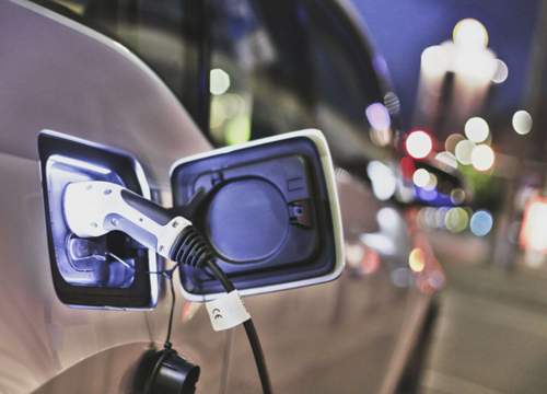 In Ballungsräumen wie Berlin läuft es mit der E-Mobilität. Hier kommen rund 600 Ladesäulen auf 1.000 Quadratkilometer