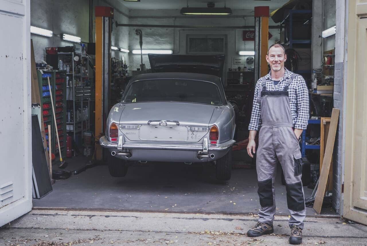 Daniel Knoll hat auch privat ein Faible für britische Klassiker. Privat fährt er ein MGB Coupé aus den Siebzigern - und einen modernen Mini Couper S Countryman