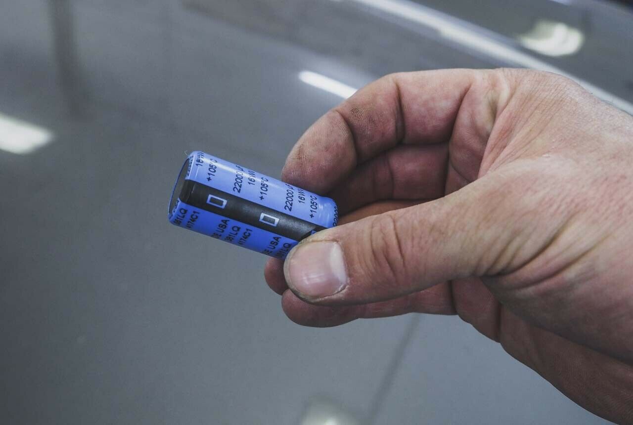 Auch Kondensatoren geben im Alter oft ihren Geist auf - und können ein ganzes Auto lahmlegen