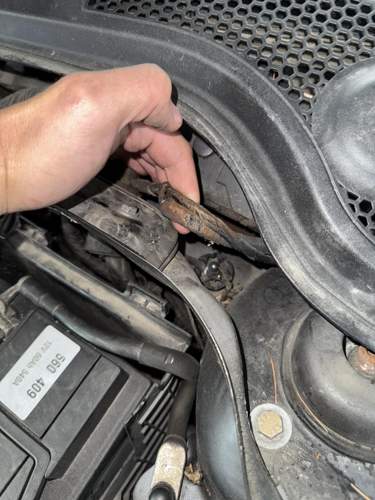 Eventuell Massekabel vorne im Motorraum