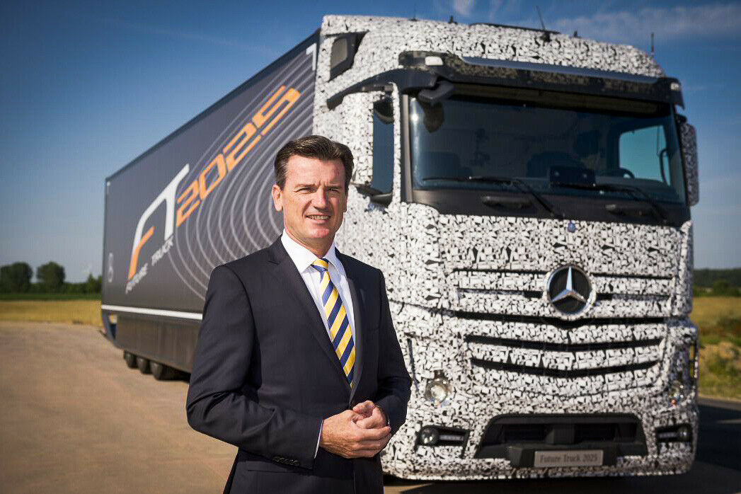 Dr. Wolfgang Bernhard, Vorstand der Daimler AG für Daimler Trucks & Daimler Buses, präsentiert den noch getarnten Future Truck 2025