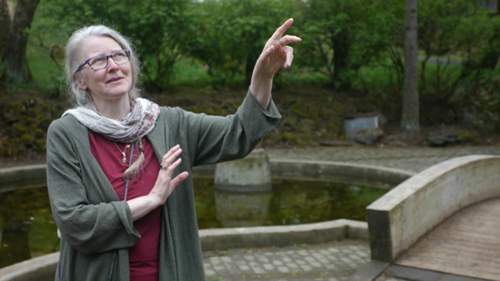 Ragnhildur Jónsdóttir legte gemeinsam mit zwei Dutzend anderen den Bau einer Straße lahm, um eine "Elfenkirche" zu schützen