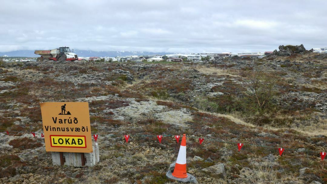 Die Absperrung markiert eine Straßenbaustelle in Island die durch eine "Elfenkirche" ( in Form eines Steinbrockens in der Lava) führen sollte