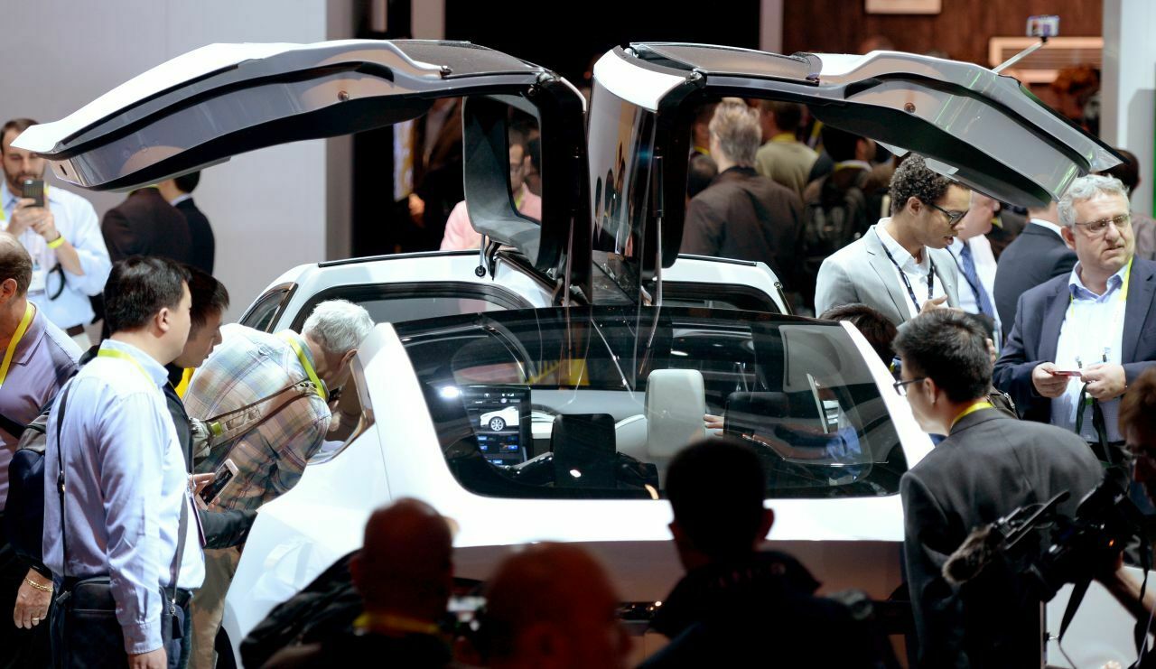 Begehrt: In Las Vegas umringen Schaulustige das Vorserienmodell des Tesla Model X. Der Hersteller spricht von 20.000 Anfragen