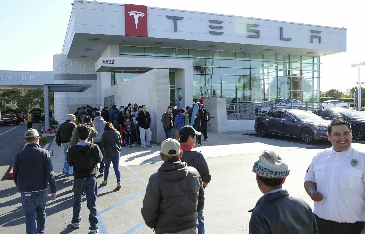 Wegen des angekündigten "Model 3" stürmten Käufer die Tesla-Stores. Deshalb bereitet sich der E-Auto-Hersteller auf einen Kraftakt vor: 2018 soll eine halbe Million Autos gebaut werden
