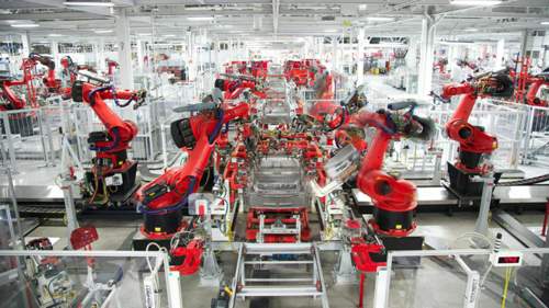 In der Tesla-Fabrik in Fremont, Kalifornien, lag die Zahl der Unfälle und Krankheitsfälle in den ersten Jahren über dem Industrieschnitt. Mittlerweile soll es besser geworden sein