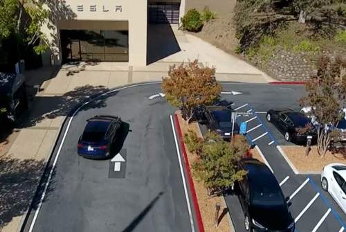 Aus dem Video, das Tesla veröffentlichte: Das Model X fuhr einen "Aufpasser" ins Firmenquartier und parkte dann dort allein