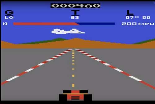 Den Atari-Klassiker "Pole Position" kann man im geparkten Tesla mit dem Lenkrad des Autos steuern