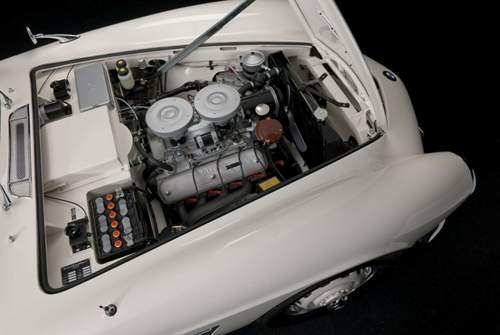 Der 3,2-Liter-V8 wurde aus alten und neuen Teilen komplett neu zusammengesetzt. Da der alte Motor fehlte, trägt der neue keine Motornummer