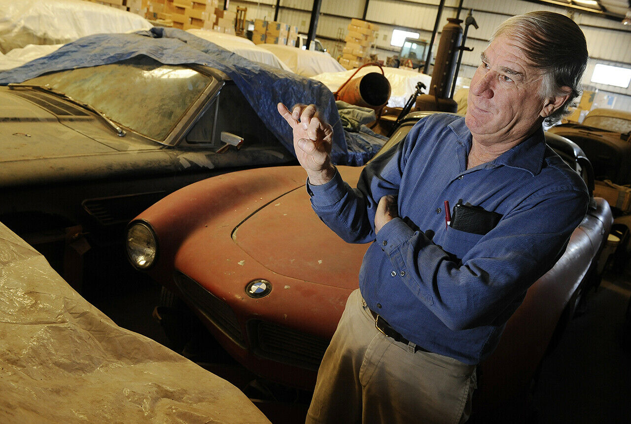 Jack Castor vor dem eingelagerten 507 - er wusste lange nicht, dass es sich um Elvis' Auto handelt.