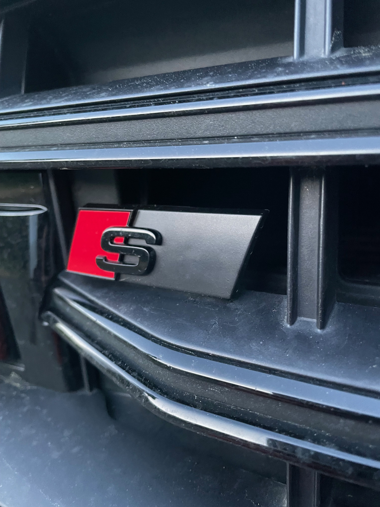 Emblem Kühlergrill S6 tauschen in Quattro oder S-line
