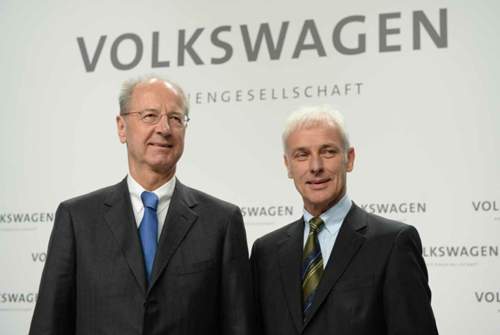 Die Diesel-Affäre bei VW hatte eine personelle Umstrukturierung ausgelöst. Matthias Müller (rechts) und Hans Dieter Pötsch sitzen nun in Schlüsselpositionen
