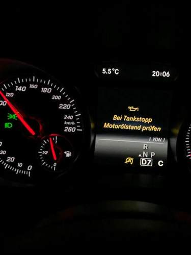 W176 Motorölstand prüfen