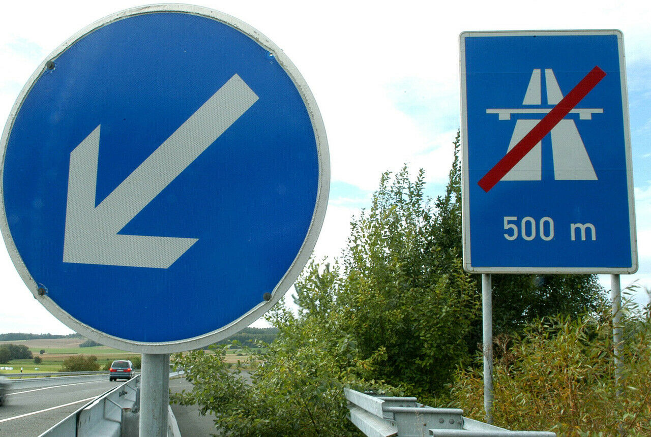 Passieren Autofahrer das durchgestrichene Autobahnschild, müssen sie nicht automatisch ihr Tempo drosseln