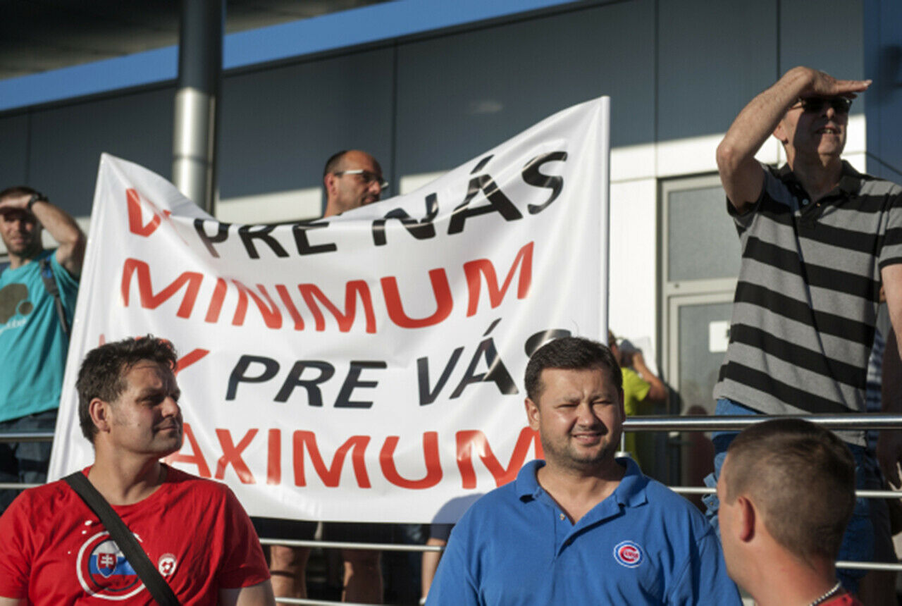 "Für uns das Minimum, für euch das Maximum." Die Mitarbeiter des VW Werks in Bratislava streikten sechs Tage lang, forderten mehr Gehalt