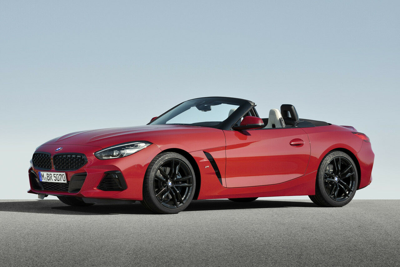 Der Grill des Z4 trägt geteilte Stäbe in der typischen Doppelniere